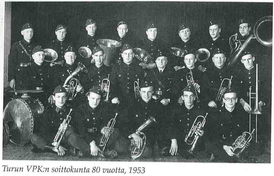 Ryhmäkuva 1950-luvulta. Ryhmäkuvassa soittajia palokuntapuvuissa soittimineen.